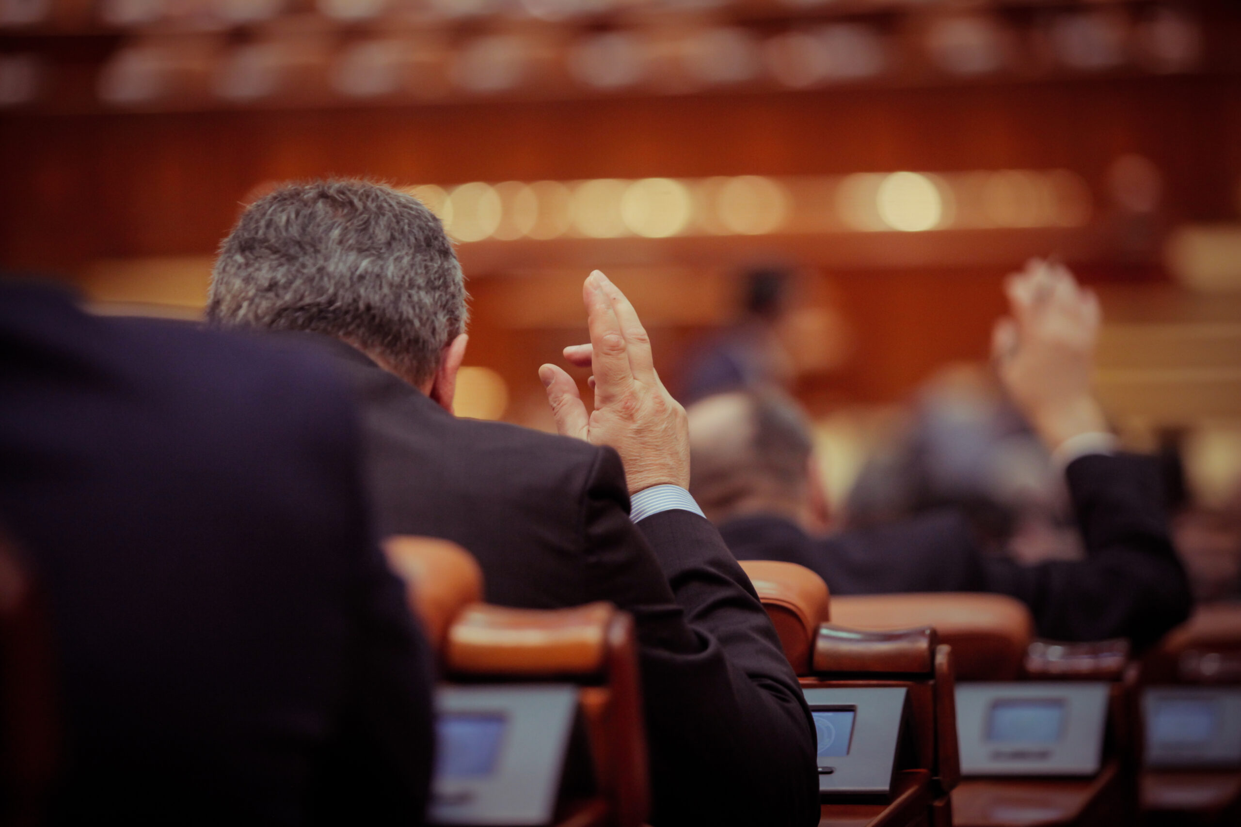 Dyrektywa o „równości genderowej” w spółkach giełdowych przyjęta przez PE