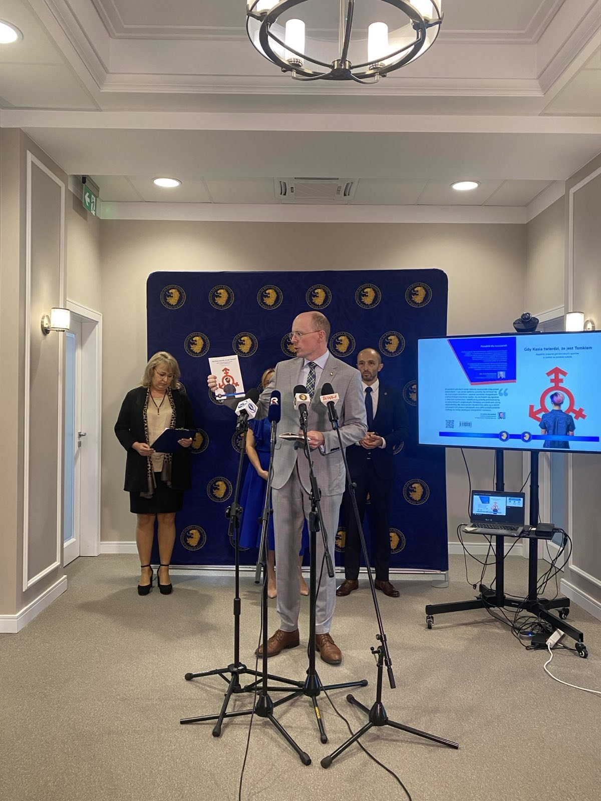 Genderowe spory o zaimki w polskiej szkole. Poradnik dla nauczycieli